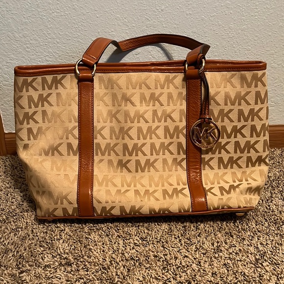 Michael Kors Purse - 100% AUTHENTIC - Picture 1 of 4